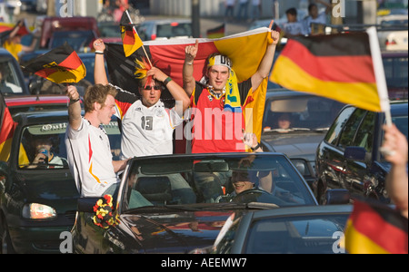 Les fans de football allemand se réjouissent de un cortège à travers la ville de Dortmund après le match de coupe du monde l'Allemagne contre la Suède (2:0) Banque D'Images