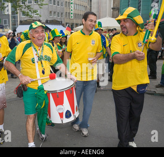 Les fans de football brésilien marche à travers la ville de Dortmund dans la bonne humeur avant le match de coupe du monde le Brésil contre le Ghana (3:0). Banque D'Images