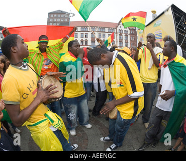 Faire de la musique des fans de football ghanéen à un événement public avant le match de coupe du monde le Brésil contre le Ghana Banque D'Images