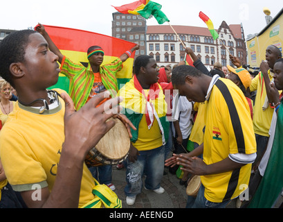 Faire de la musique des fans de football ghanéen à un événement public avant le match de coupe du monde le Brésil contre le Ghana Banque D'Images