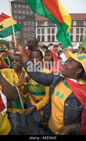 Les fans de football ghanéen dans la bonne humeur avant le match de coupe du monde le Brésil contre le Ghana (3:0) à un événement public à Dortmund Banque D'Images