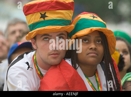 Deux fans de football ghanéen de la visualisation d'un match de coupe du monde avec des visages tristes en raison de la défaite de l'équipe ghanéenne Banque D'Images