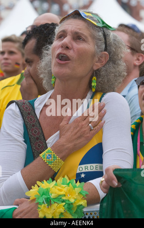 Une femme fan de football brésilien chantant son hymne national lors d'une consultation publique avant le match de coupe du monde le Brésil contre le Ghana Banque D'Images