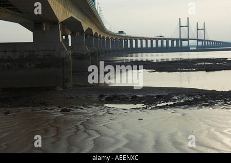 Par dessous le deuxième Severn Bridge crossing à marée basse de Severn Beach Angleterre en regardant vers le pays de Galles Banque D'Images