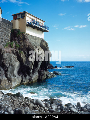 Cafe sur la roche à Ponta do Sol Madère Portugal Europe. Photo par Willy Matheisl Banque D'Images