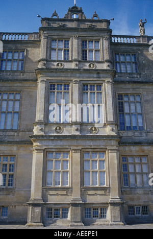 Longleat Wiltshire England UK Elizabethan Tudor house détail de l'élévation du Sud avec baies de fenêtre et ornement classique Banque D'Images