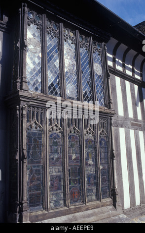 Maison porche Thaxted Wiltshire England UK détail fin du 15ème siècle maison à ossature bois battant volet fenêtre diamond au plomb Banque D'Images