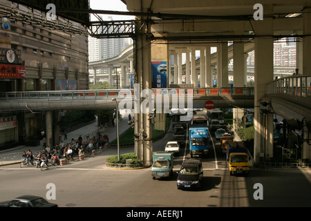 Shanghai Chine Carrefour et passerelle surélevée à Yan an Zhonglu et Chengdu Beilu dans le centre de Shanghai Banque D'Images