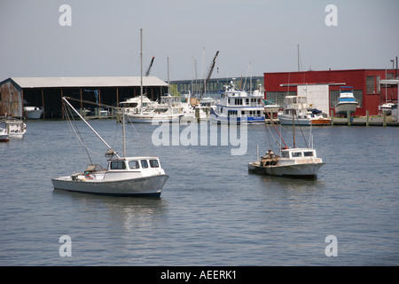 Bateaux de la baie de Chesapeake en attente de pont pour ouvrir Banque D'Images