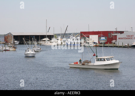 Bateaux de la baie de Chesapeake en attente de pont pour ouvrir Banque D'Images