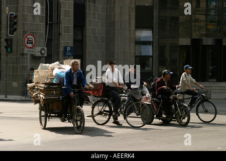 Les cyclistes aux feux de circulation. Transport de la pédale pour les gens et pour les poids lourds est encore importante à Shanghai Banque D'Images