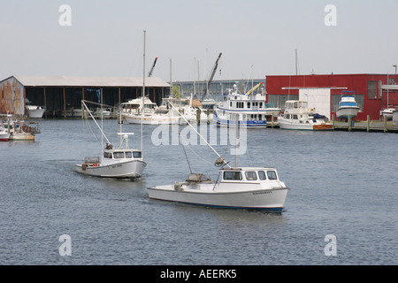 Bateaux de la baie de Chesapeake en attente de pont pour ouvrir Banque D'Images