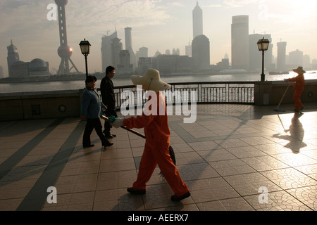 Shanghai China Street Cleaners à pied le long du Bund au petit matin Banque D'Images