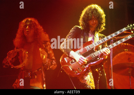 LED ZEPPELIN Robert Plant et Jimmy Page à la guitare en 1975 Banque D'Images