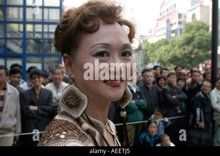 Shanghai Chine artiste amateur attend pour prendre part à la danse en plein air sur le stade de la Nanjing Road Banque D'Images