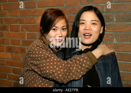 Les jeunes femmes, un peu ivre, dans la rue devant l'un des bars animés sur la Maoming Road, Shanghai Banque D'Images