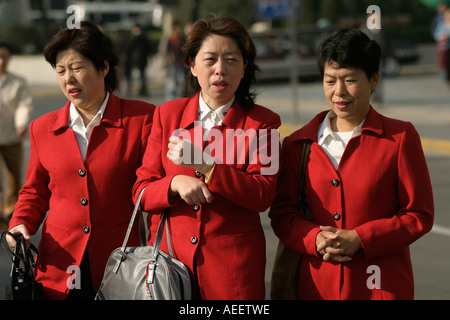 Shanghai Chine Femmes portant l'uniforme rouge au travail à pied en Pu Dong New Area Banque D'Images