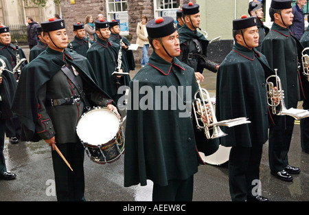 Musique de la Brigade de Gurkhas accompagner Gurkha Company Mandalay qu'ils défilent dans Brecon comme citoyens d'honneur de la ville Banque D'Images