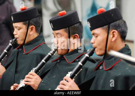 Musique de la Brigade de Gurkhas accompagner Gurkha Company Mandalay qu'ils défilent dans Brecon comme citoyens d'honneur de la ville Banque D'Images