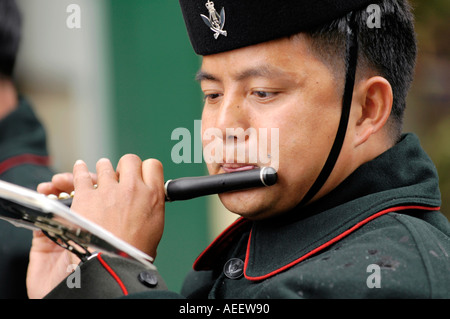 Musique de la Brigade de Gurkhas accompagner Gurkha Company Mandalay qu'ils défilent dans Brecon comme citoyens d'honneur de la ville Banque D'Images