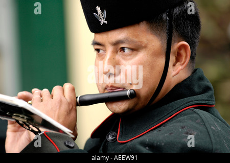 Musique de la Brigade de Gurkhas accompagner Gurkha Company Mandalay qu'ils défilent dans Brecon comme citoyens d'honneur de la ville Banque D'Images