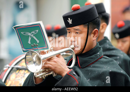 Musique de la Brigade de Gurkhas accompagner Gurkha Company Mandalay qu'ils défilent dans Brecon comme citoyens d'honneur de la ville Banque D'Images