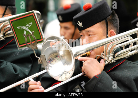 Musique de la Brigade de Gurkhas accompagner Gurkha Company Mandalay qu'ils défilent dans Brecon comme citoyens d'honneur de la ville Banque D'Images