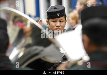 Musique de la Brigade de Gurkhas accompagner Gurkha Company Mandalay qu'ils défilent dans Brecon comme citoyens d'honneur de la ville Banque D'Images