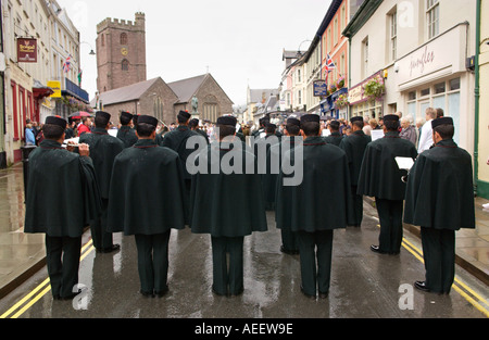 Musique de la Brigade de Gurkhas accompagner Gurkha Company Mandalay qu'ils défilent dans Brecon comme citoyens d'honneur de la ville Banque D'Images