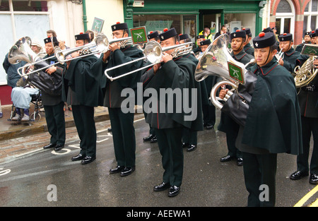 Musique de la Brigade de Gurkhas accompagner Gurkha Company Mandalay qu'ils défilent dans Brecon comme citoyens d'honneur de la ville Banque D'Images