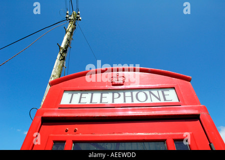 Peu utilisé red BT phone box 8 miles de la ville la plus proche, au nord de Llyn Brianne Reservoir en pleine campagne Mid Wales UK Banque D'Images