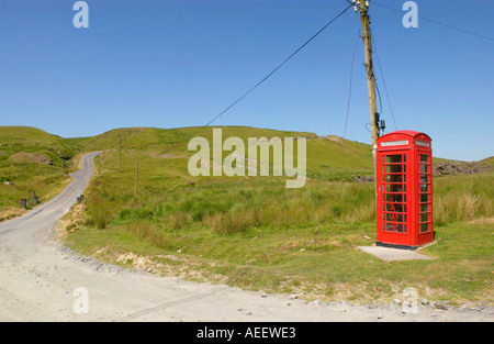 Peu utilisé red BT phone box 8 miles de la ville la plus proche, au nord de Llyn Brianne Reservoir en pleine campagne Mid Wales UK Banque D'Images