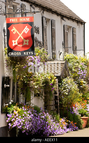 Affichage Floral extérieur Cross Keys pub à l'Usk, la ville participe chaque année dans les pays de Galles et l'Angleterre dans les compétitions de Bloom Banque D'Images