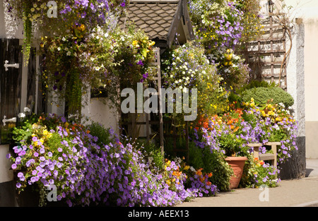 Affichage Floral extérieur Cross Keys pub à l'Usk, la ville participe chaque année dans les pays de Galles et l'Angleterre dans les compétitions de Bloom Banque D'Images