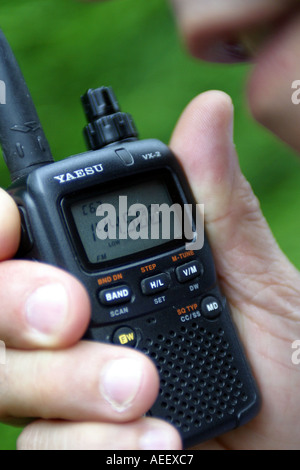 L'homme à l'aide d'une radio de communication à deux voies Banque D'Images