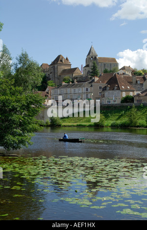 Rivière La Creuse qui coule à travers le Blanc, Indre, France. Banque D'Images