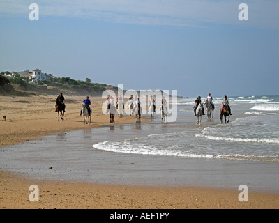 Groupe de cyclistes sur Barossa plage près de Chiclana Costa de la Luz Espagne Banque D'Images