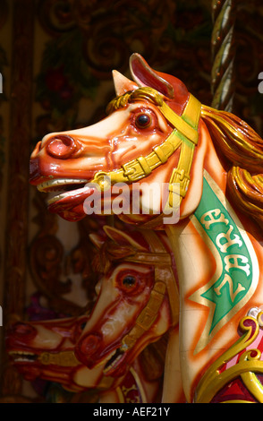 Sur les chevaux du carrousel de foire Banque D'Images