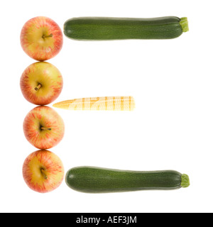 La lettre E sur un fond blanc, pur à l'aide de pommes, maïs doux bébé et les courgettes. Banque D'Images