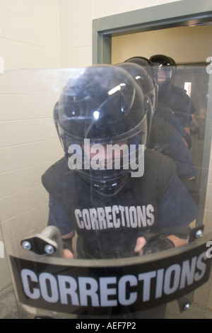 Équipe CERT entrant dans la cellule à faire une extraction d'un détenu barricadées. La formation. Corrections d'intervention d'urgence. Banque D'Images