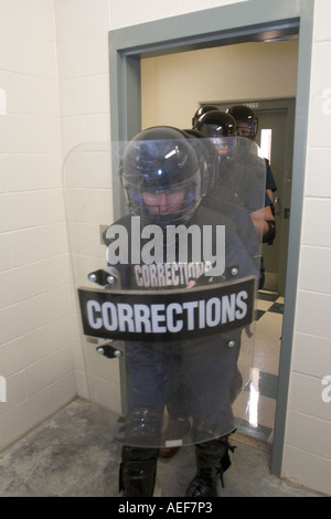 Équipe CERT entrant dans la cellule à faire une extraction d'un détenu barricadées. La formation. Corrections d'intervention d'urgence. Banque D'Images