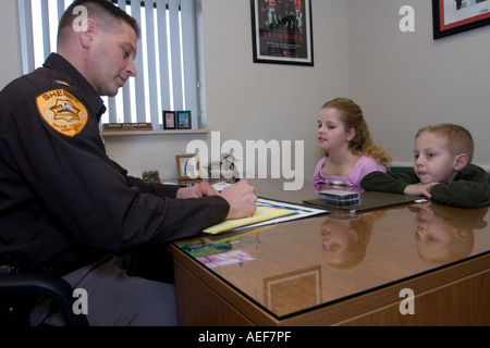 Capitaine au bureau du shérif de jeunes enfants d'entrevue Saline comté Bureau de shérifs Nebraska Banque D'Images