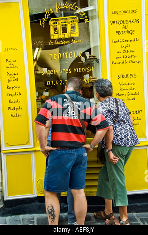 Paris France, Store Front , boulangerie juive, dans le Marais, un couple de touristes à la fenêtre en yiddish Bake Shop Banque D'Images