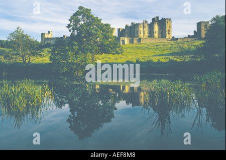 Château d'Alnwick, rivière Aln et la campagne britannique Northumberland Banque D'Images