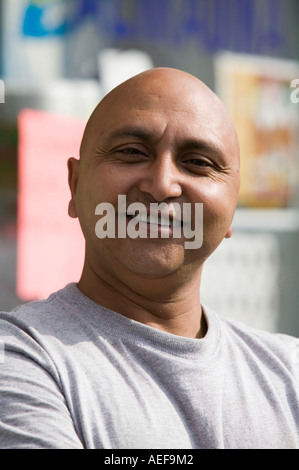 Homme pakistanais dans les rues de Blackburn, Lancashire, UK Banque D'Images
