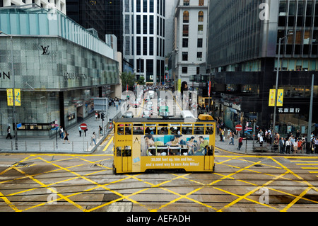 Transport public est intense et diversifiée dans le centre de Hong Kong Le tramway existe plus de 100 ans Banque D'Images