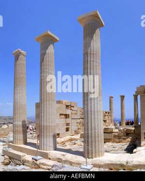 Les colonnes doriques du Temple d'Athéna Lindia au sommet de l'Acropole de Lindos île grecque de Rhodes, Grèce Banque D'Images