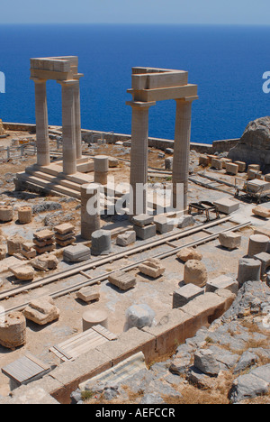 Comité permanent des colonnes dans l'ancienne Acropole de Lindos île grecque de Rhodes, Grèce Banque D'Images