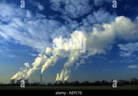 Les nuages de vapeur géant passant de drax power station by drax yorkshire uk Banque D'Images