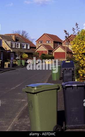 Les ordures ménagères et des poubelles de recyclage vert wheelie sur trottoir attendant collection yorkshire uk Banque D'Images